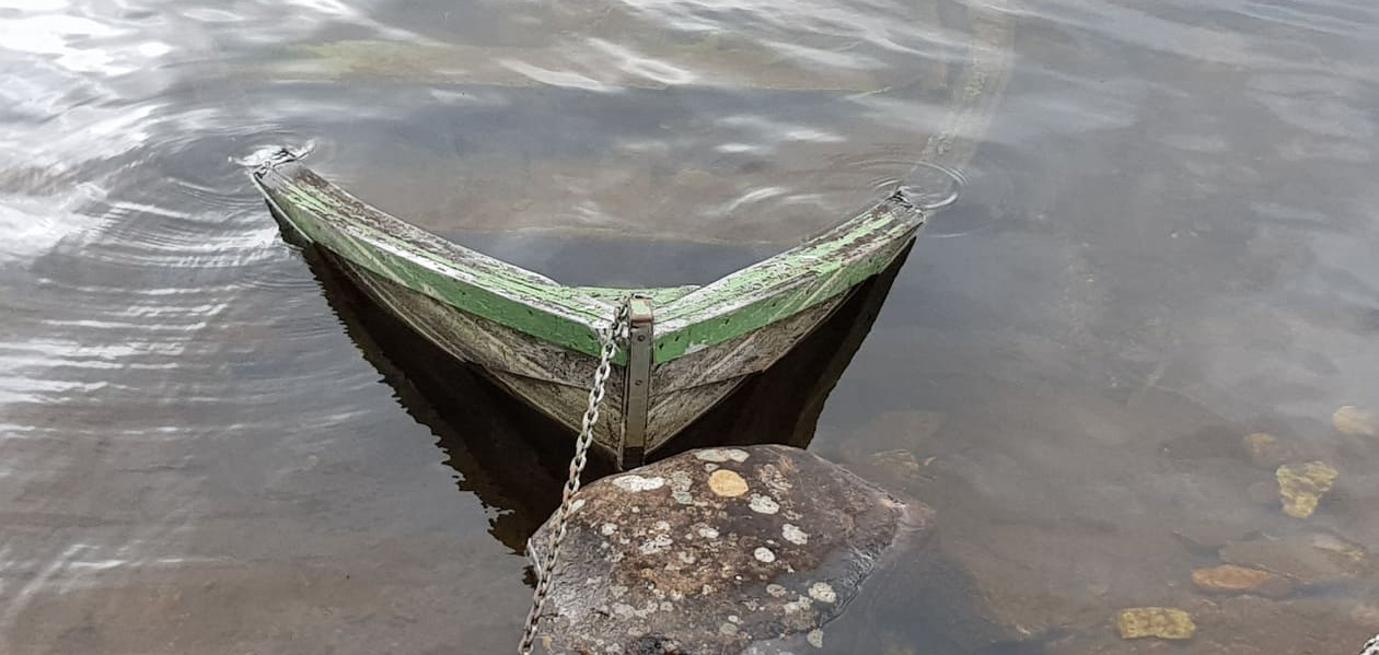 Fritidsbåt hvor nesten alt av båten ligger under vann.